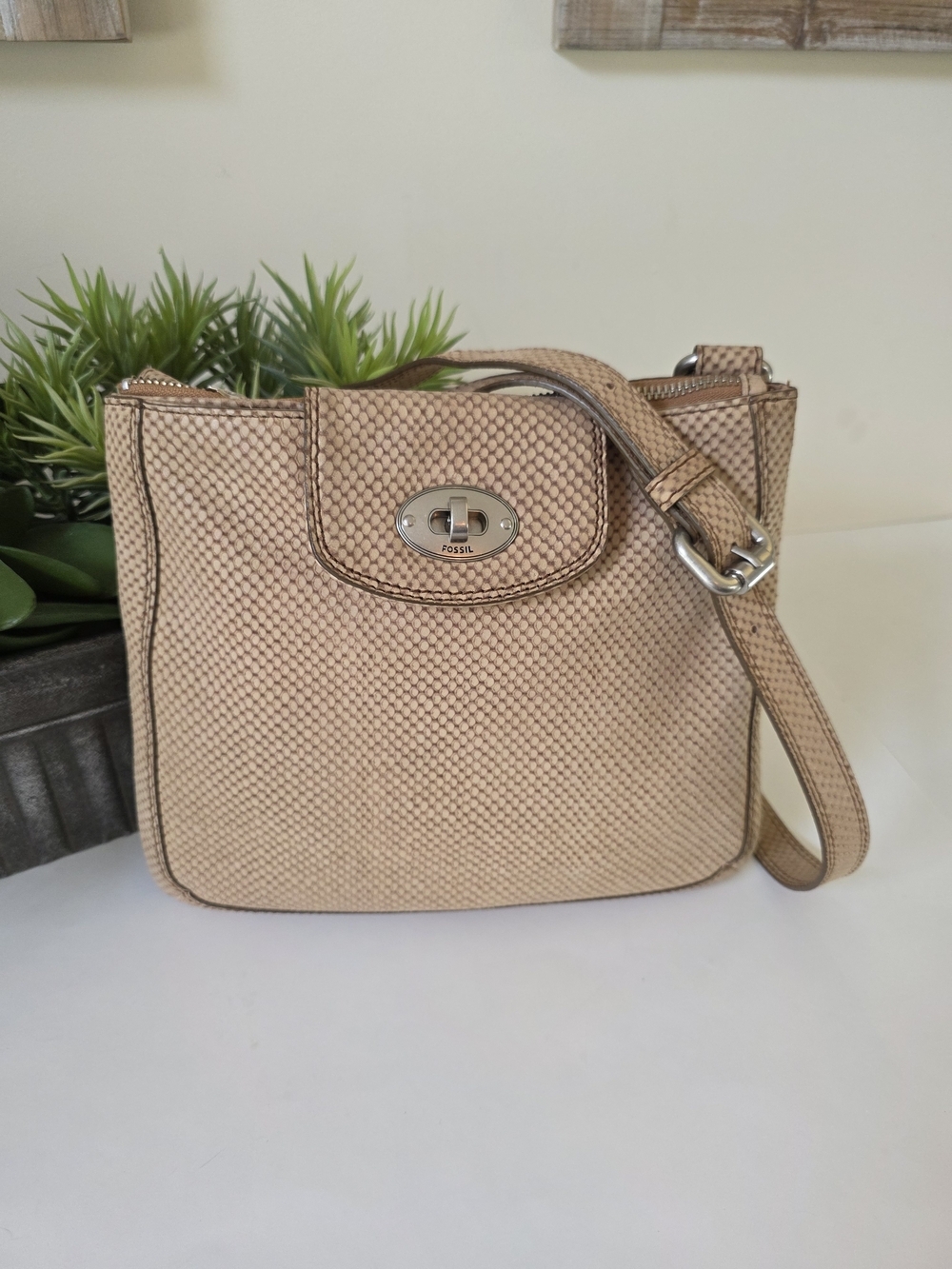 Fossil Leather Crossbody Bag Snakeskin Texture  Neutral Beige Adjustable Strap
